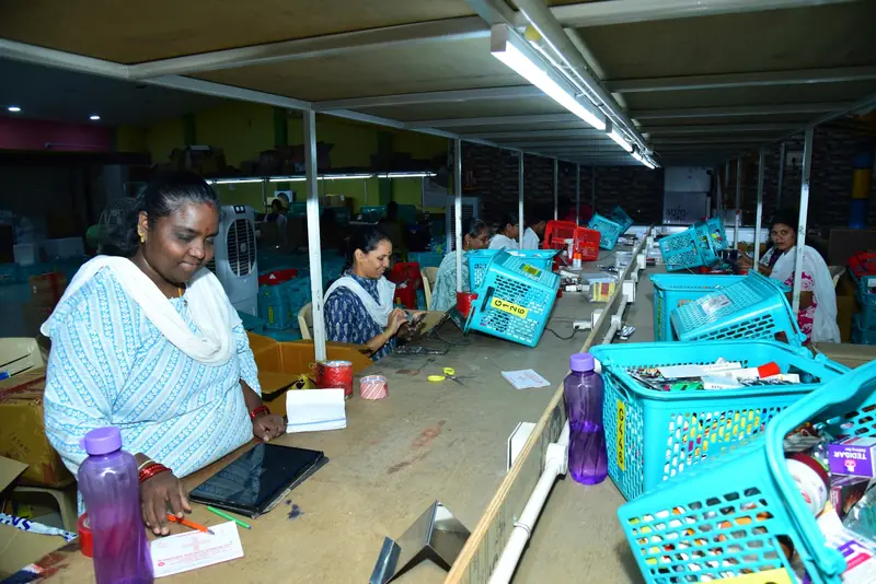 Packing and sorting team
